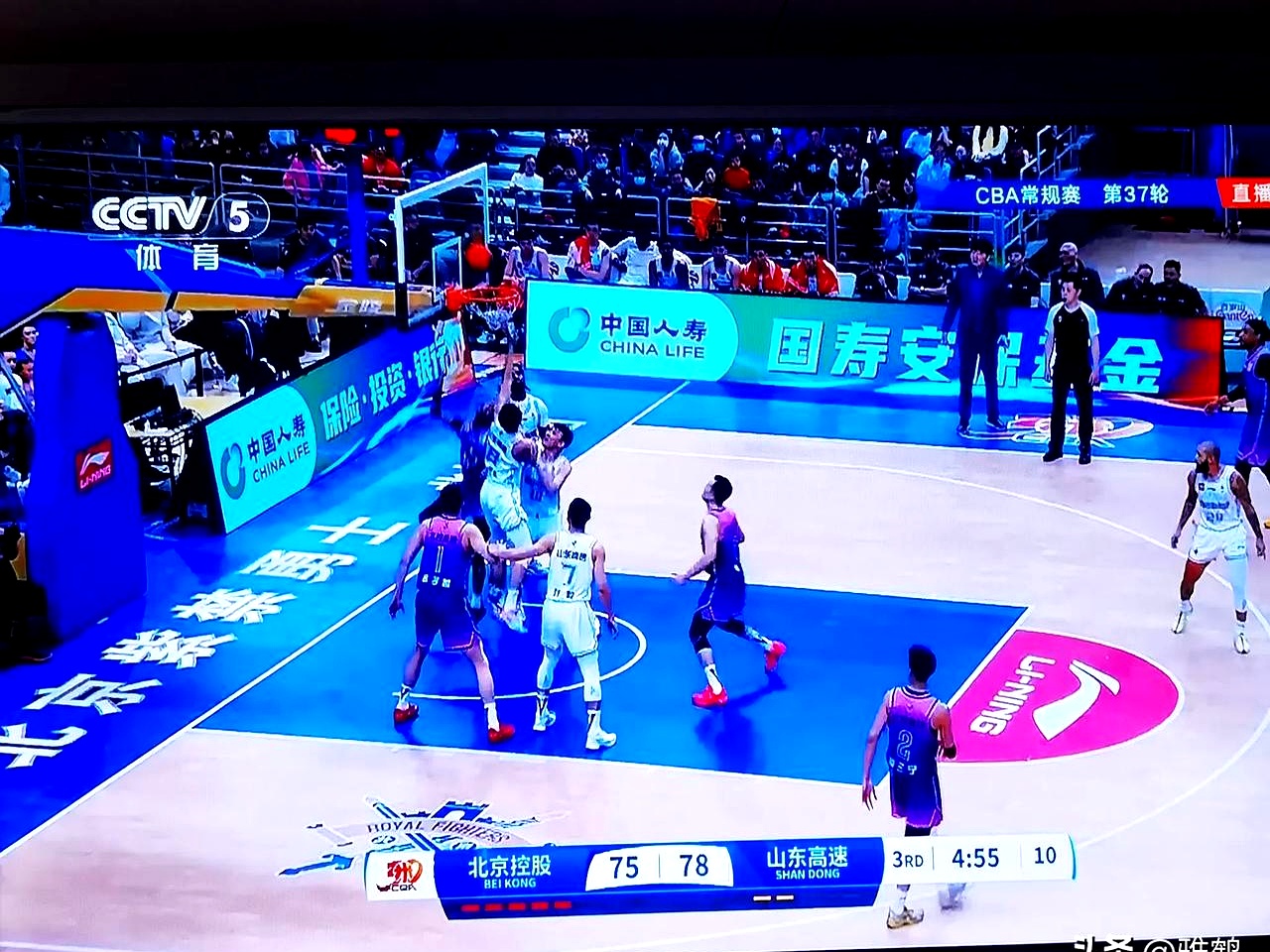 篮球青年队比赛中表现出色，引起主教练关注