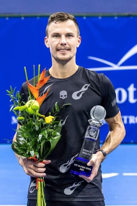 斯洛伐克选手在羽毛球项目中获得银牌