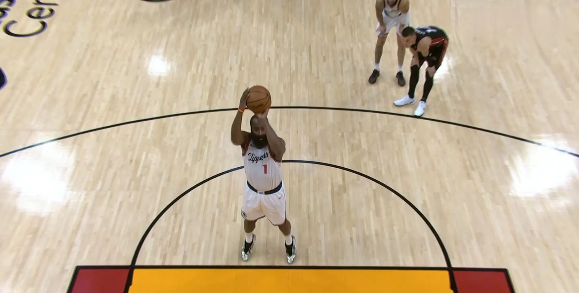 哈登回归赛场，关键助攻首场状态亮眼，热火观众沸腾！的简单介绍